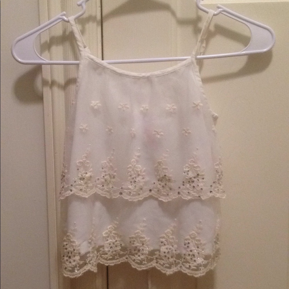 A white tink - top good condition.🎉